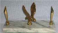 B735 - Eagle pen holder on marble base